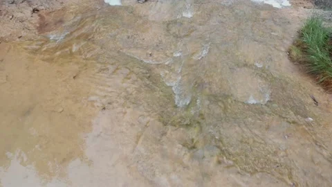 Plano de rio que acaba en una cascada que cae a un bonito arroyo Stock Footage 134642014