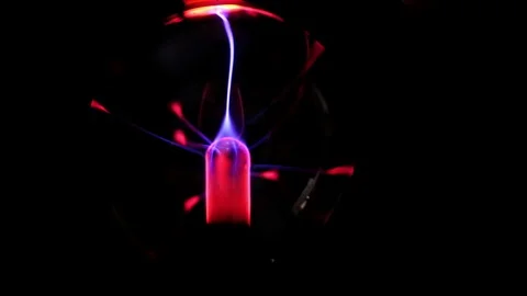 Plasma ball lamp, Tesla Coil experiment with electricity, plasma lamp close-up. 스톡 동영상 128650109