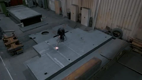 Plasma Cutting Machine Slicing Steel Plate, Industrial Factory Hall Shot Vídeo Stock 341529864