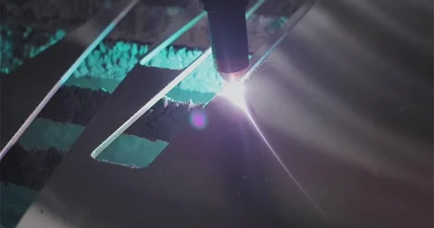 Plasma cutting Plasma cutter work at the factory. The plasma cutter will cut the Vidéo 285408338