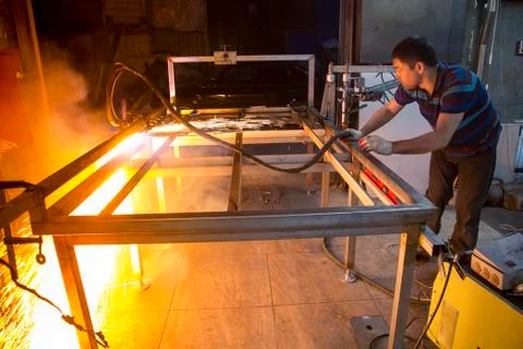 Plasma sheet metal cutting operator on a rack 스톡 사진