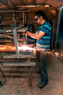 Plasma sheet metal cutting operator on a rack Stock-Fotos