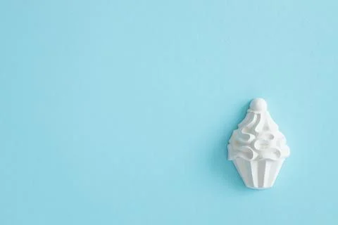 A plaster figure of a cake on a colored background Foto stock