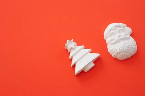 Plaster figure of Christmas tree on a colored background Foto stock