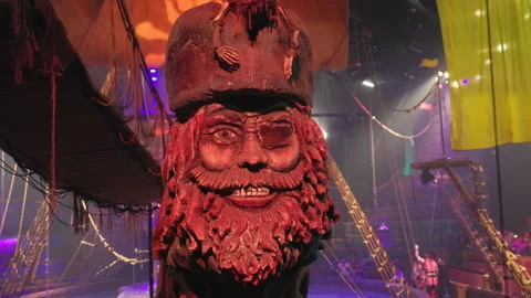 Plaster head of a pirate on his ancient ship Vídeos de archivo 235393017