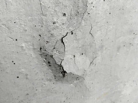 The plaster surface of the wall is starting to crack. Фото