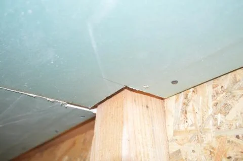 Plasterboard installation on the ceiling and wall 库存照片