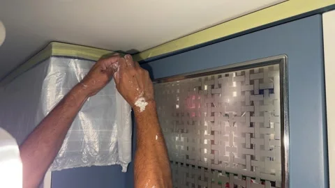 Plasterer applying putty on a corner between ceiling and wall at home Vídeos de archivo 341362904