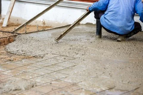 Plasterer concrete worker at floor construction Foto stock