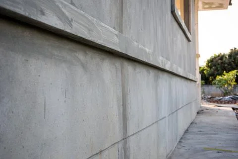 Plasterer concrete worker at wall is under development Stock-Fotos