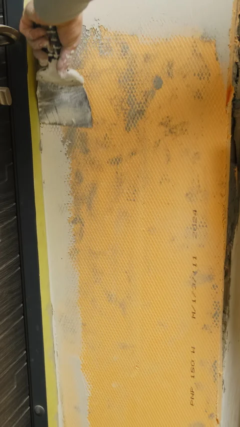 Plasterer distributes material filling in small cracks Vídeo Stock 317081083