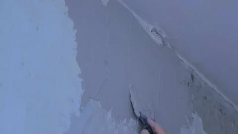 Plasterer man spackling wall with putty plaster aligning the wall, hand closeup. Stock Footage 153411810