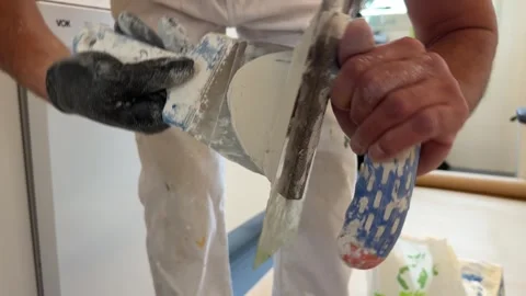 Plasterer preparing white putty with a trowel and spatula Vídeos de archivo 341362883