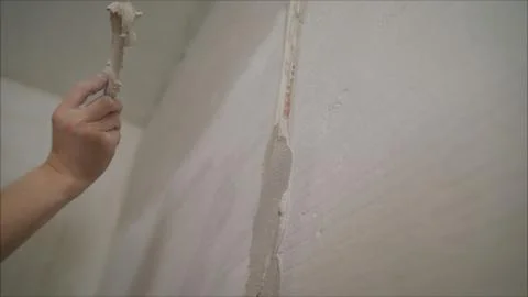 Plasterer putting plaster on wall. Worker covers the wall with mortar. Foto stock