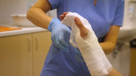plastering broken arm in the hospital after accident 109500244