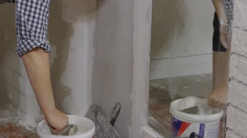 Plastering the wall. Hand holding a spatula with construction mix .Internal Видео 161061616