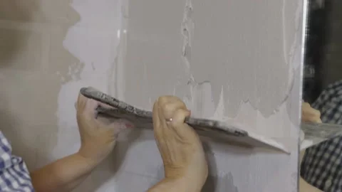 Plastering the wall. Hand holding a spatula with construction mix .Internal Видео 161061825