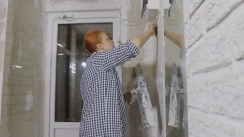 Plastering the wall. Hand holding a spatula with construction mix .Internal Видео 161061928
