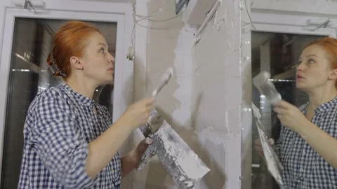 Plastering the wall. Hand holding a spatula with construction mix .Internal Видео 161791228
