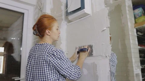 Plastering the wall. Hand holding a spatula with construction mix .Internal Видео 161791610