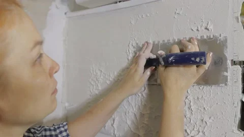 Plastering the wall. Hand holding a spatula with construction mix .Internal Видео 161791869