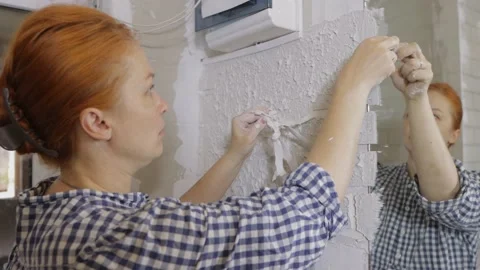 Plastering the wall. Hand holding a spatula with construction mix .Internal Видео 161791983