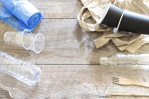 Plastic and organic friendly kitchenware utensils, dinnerware, glass bottle, Foto stock