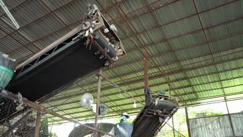 Plastic and packaging waste is being carried by conveyor belts at the factory as Vídeos de archivo 334662020