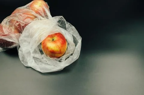 A plastic bag with an apple inside Stock-Fotos