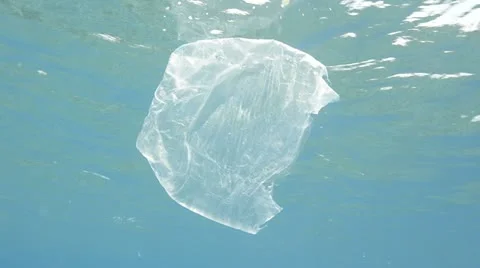 Plastic bag drifting close the the surface of the ocean. Vidéo 10904116