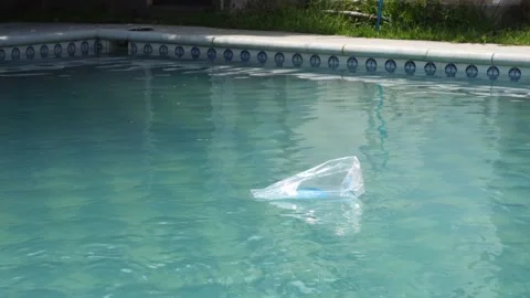 A plastic bag floating in a pool filled with water. environmental care concept Vidéo 161942620
