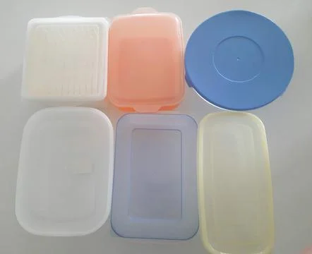 Plastic based water bottle cup lunch box kitchenware Foto stock