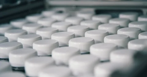Plastic beverage bottles with white caps in crate lined up Video stock 102932040