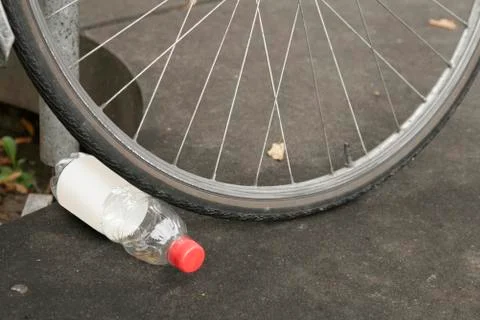 Plastic bottel tossed on the ground Foto stock