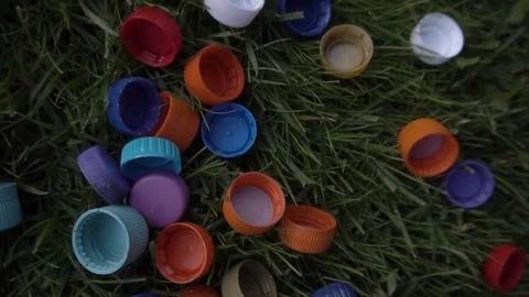 Plastic bottle caps are on the lawn 库存影片 120089998