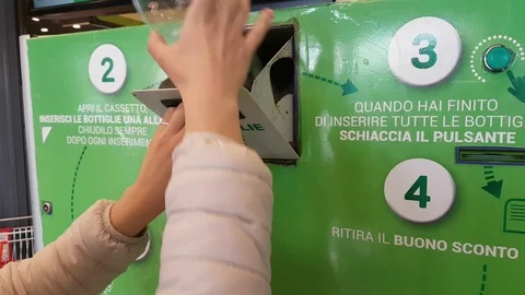 Plastic bottle compactor machine 스톡 동영상 106094252