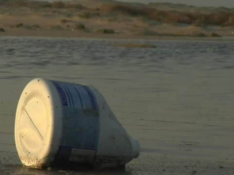 Plastic bottle in estuary Video stock 707083