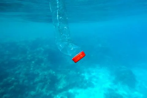 Plastic bottle floating in the blue sea water. World ocean contaminated by  p Stockfoto's