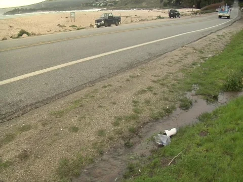 Plastic bottle floating in run off pollution Stock-Footage 609762