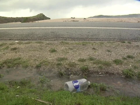 Plastic bottle on the roadside Stock-Footage 609828