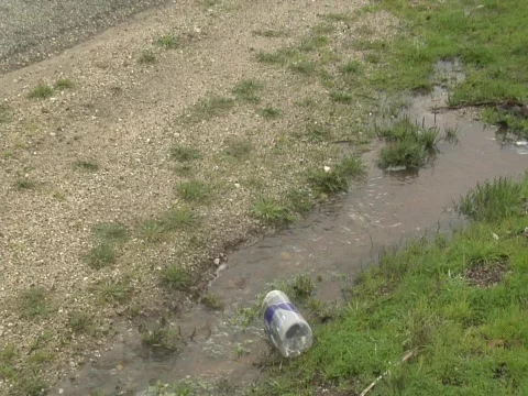 Plastic bottle runoff zoomout Video stock 610060