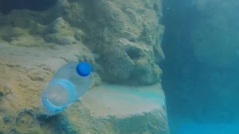 Plastic Bottle Sinking into the Ocean pollution. Botella de Plástico Mar Stock Footage 291681909