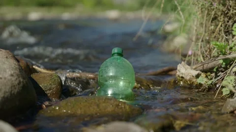 A plastic bottle thrown in a river Stock-Footage 236705390