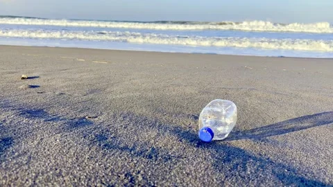 Plastic bottle trash lying on sandy beach shore Vídeo Stock 335430684