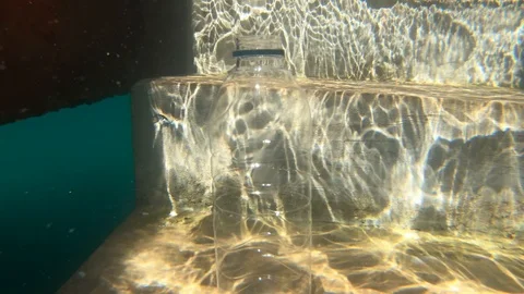 Plastic bottle trash in ocean. Environmental pollution problem. Vídeo Stock 110741545