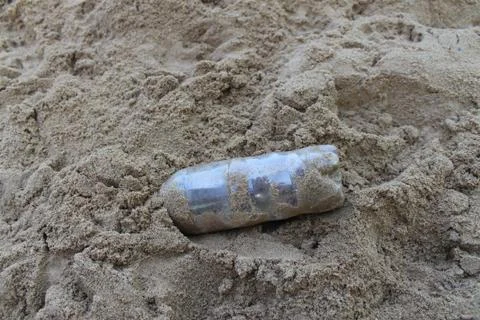 Plastic bottle waste on beach. Empty garbage plastic bottle left on sand beac Foto stock