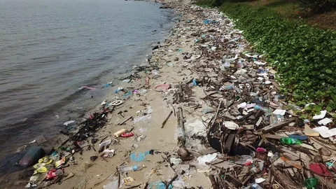 Plastic bottles pollute beach Vídeo Stock 90792592