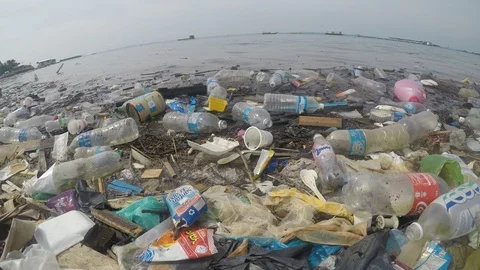 Plastic bottles pollute beach Vídeos de archivo 90933851