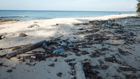 Plastic bottles pollute beach Video stock 91197069