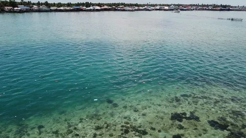 Plastic bottles pollute beach Vidéo 117089109